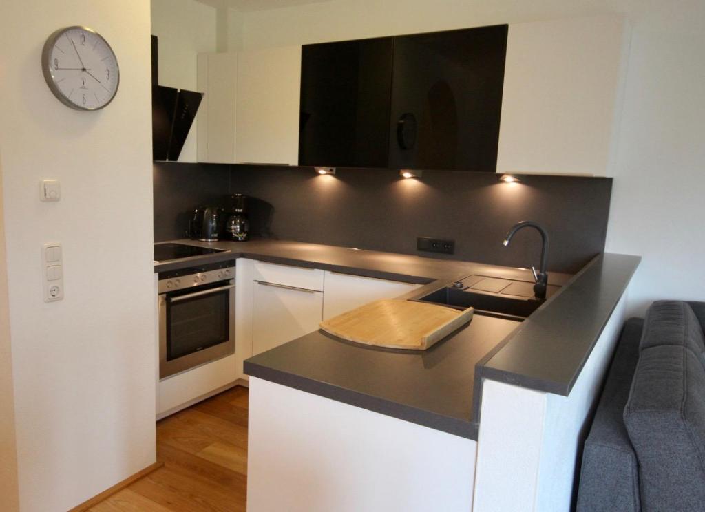 A kitchen or kitchenette at Appartements Julia