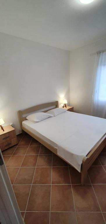 Cette chambre dispose d'un grand lit et de carrelage. dans l'établissement Ancora Prcanj, à Kotor