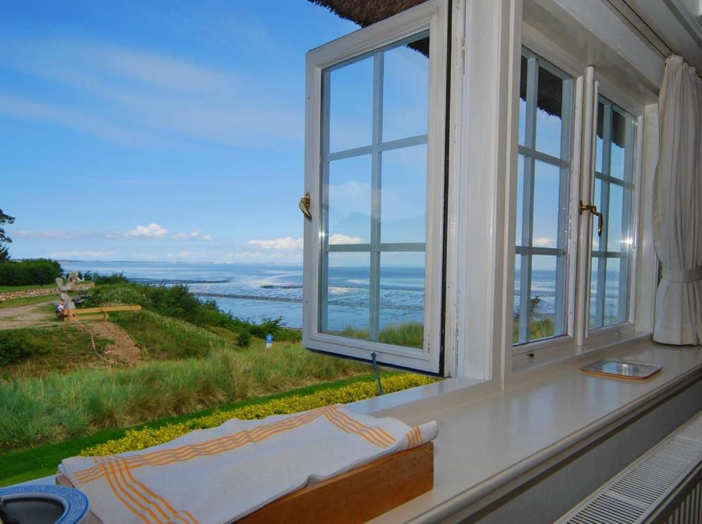 Habitación con ventana y vistas al océano. en Alte Mühle, en Keitum