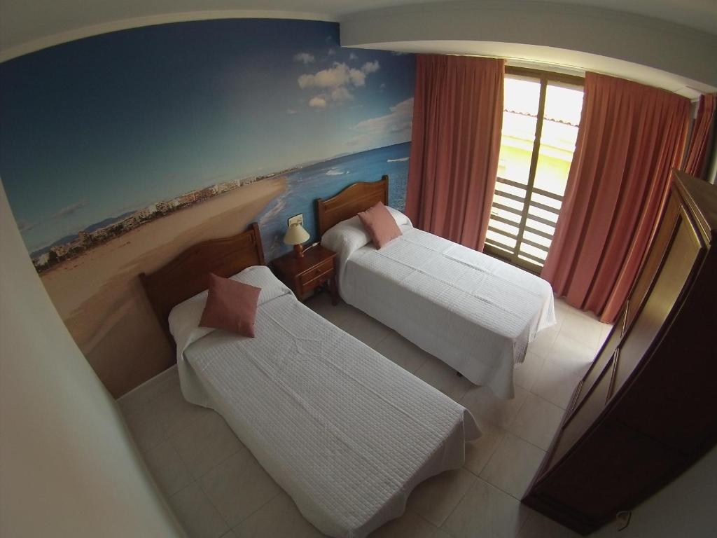 Tempat tidur dalam kamar di Habitaciones Trovador