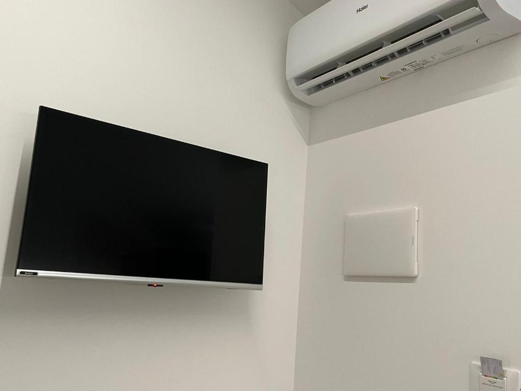 Telewizja i/lub zestaw kina domowego w obiekcie B&B DEA Gela