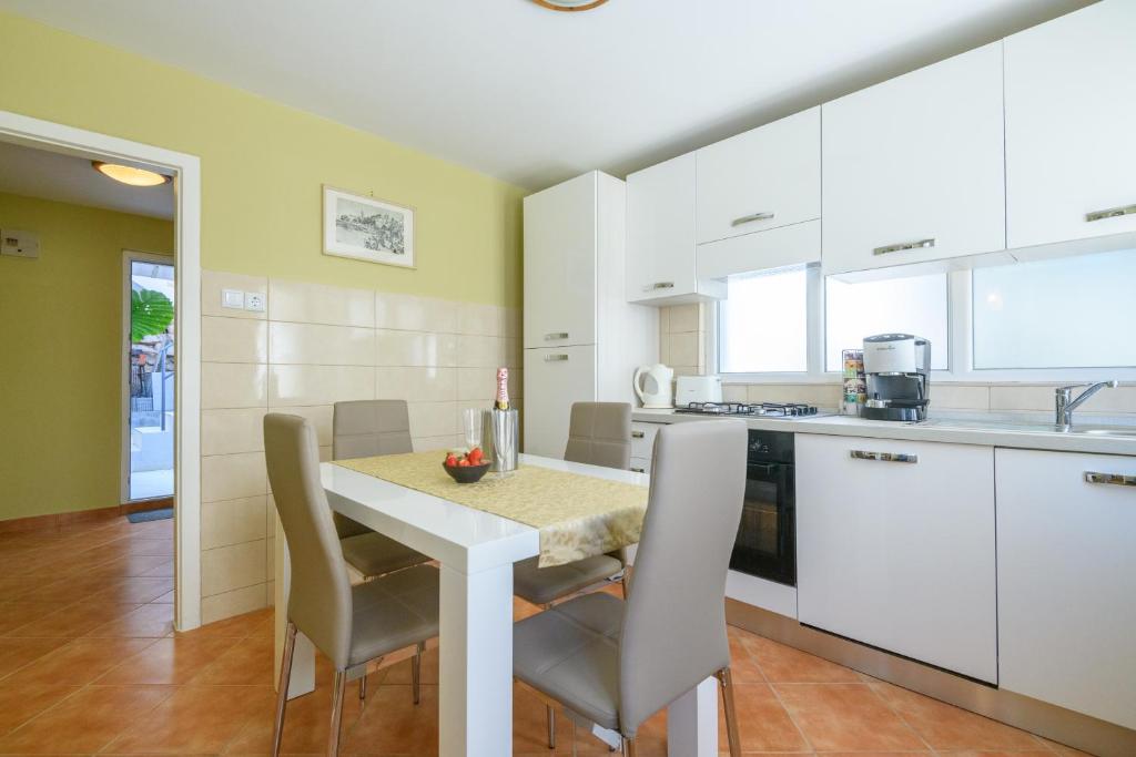 Kuchyň nebo kuchyňský kout v ubytování Apartments Rašica