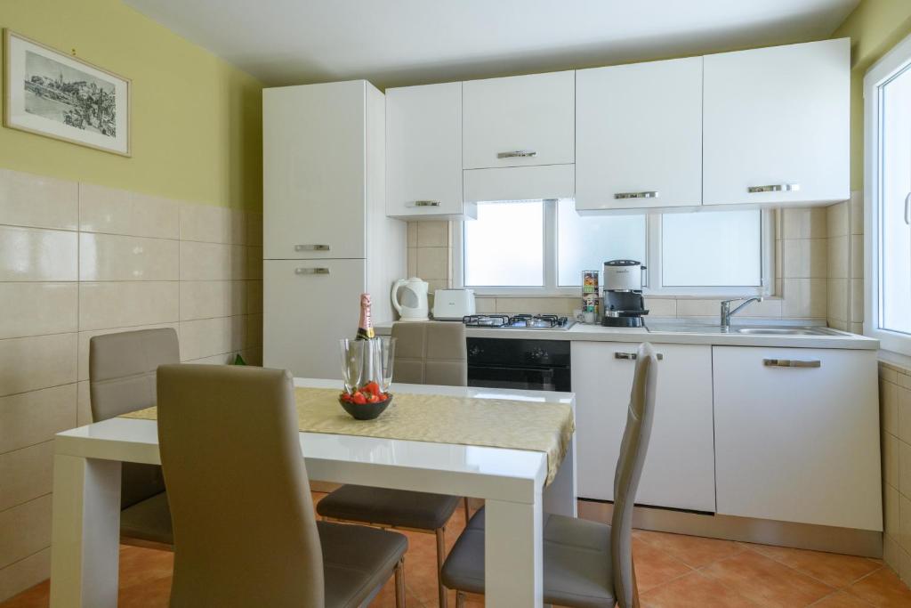 Kuchyň nebo kuchyňský kout v ubytování Apartments Rašica