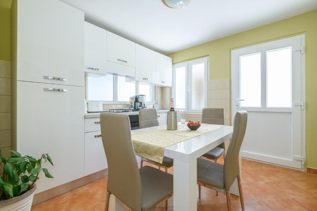 Kuchyň nebo kuchyňský kout v ubytování Apartments Rašica