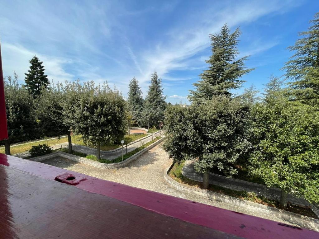 - Vistas a un parque con árboles y una valla en La Mansarda, en Ceglie Messapica