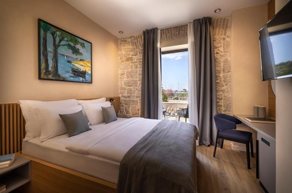 Posteľ alebo postele v izbe v ubytovaní DUNATOVI DVORI Heritage Hotel