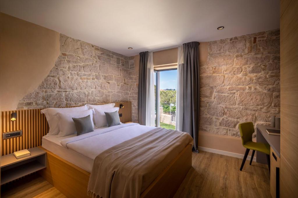 Posteľ alebo postele v izbe v ubytovaní DUNATOVI DVORI Heritage Hotel