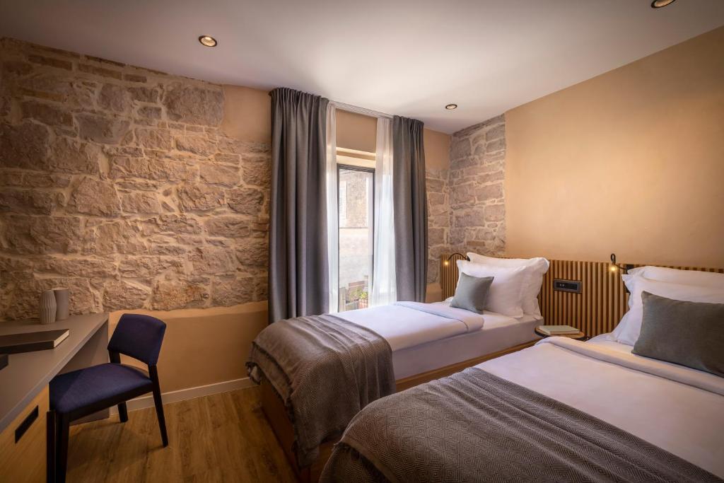 Posteľ alebo postele v izbe v ubytovaní DUNATOVI DVORI Heritage Hotel