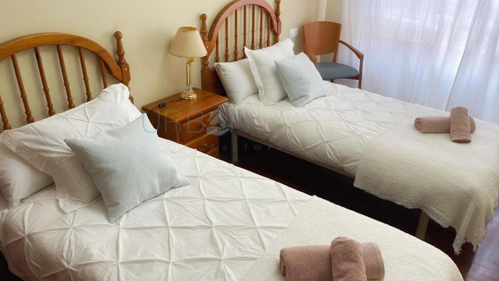 - une chambre avec 2 lits avec des animaux rembourrés dans l'établissement Sopelana pueblo con Garaje & Wifi, à Sopelana