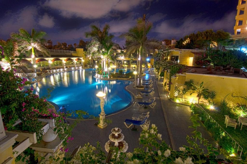 una vista aérea de una piscina por la noche en Paradise Inn Beach Resort, en Alejandría