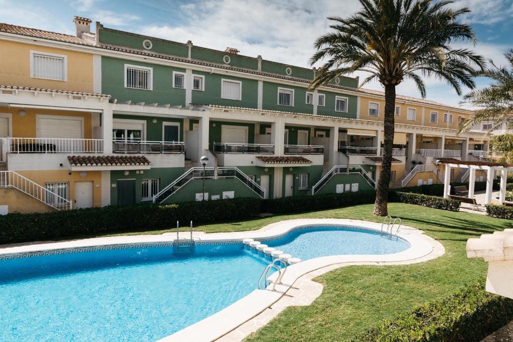 Bazén v ubytování Townhouse with terraces and communal pool nebo v jeho okolí