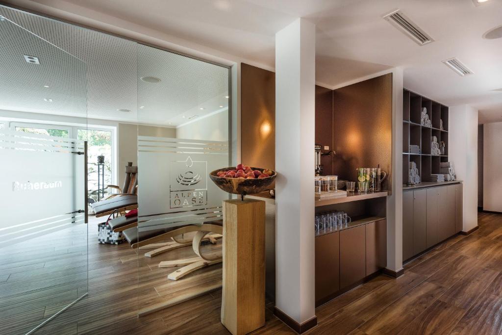 Kuchyň nebo kuchyňský kout v ubytování Bayern Resort Hotel - Adults only - mit Zugspitzblick - Eibsee-Nähe - Wellnessbereich - Naturpool im Sommer