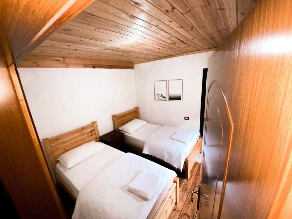 Llit o llits en una habitació de Guesthouse Pashko