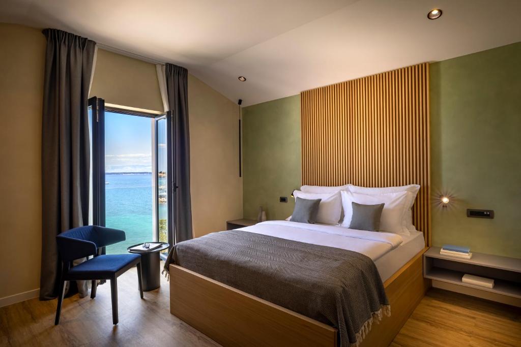 Posteľ alebo postele v izbe v ubytovaní DUNATOVI DVORI Heritage Hotel