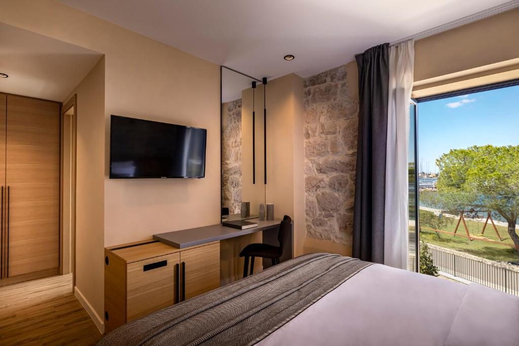 Televízia a/alebo spoločenská miestnosť v ubytovaní DUNATOVI DVORI Heritage Hotel