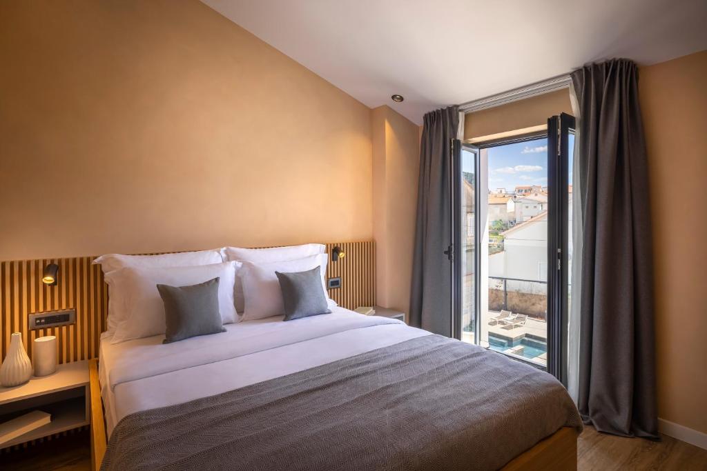 Posteľ alebo postele v izbe v ubytovaní DUNATOVI DVORI Heritage Hotel