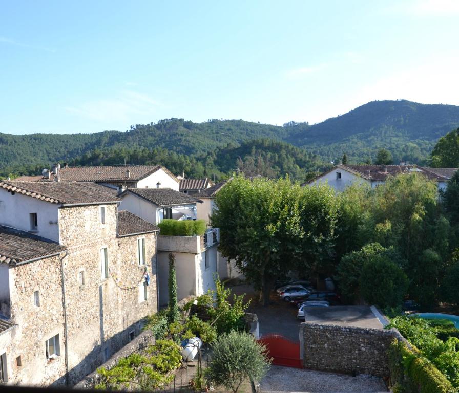 Blick auf ein Dorf mit Bäumen und Gebäuden in der Unterkunft Vista Cevenol: appartement 2 chambres in Saint-Jean-du-Gard