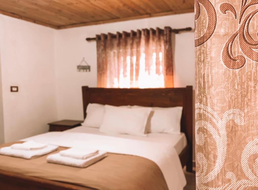 Llit o llits en una habitació de Guesthouse Pashko