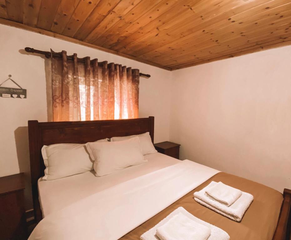 Llit o llits en una habitació de Guesthouse Pashko