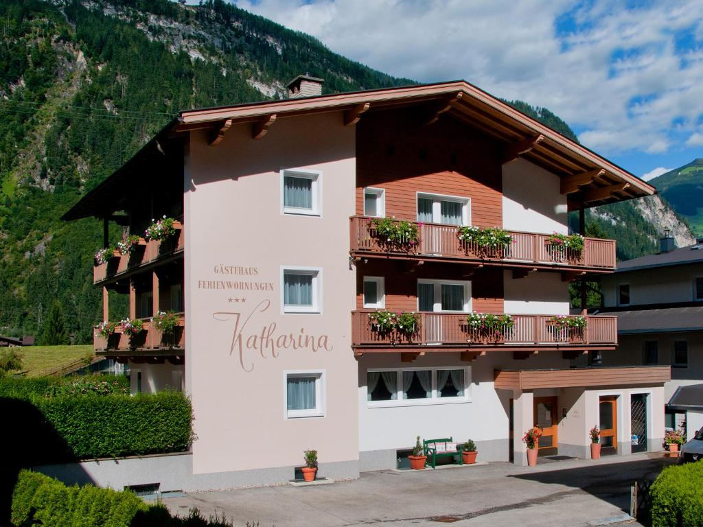 un edificio con balcones en un lateral en Apartmenthaus Katharina, en Mayrhofen