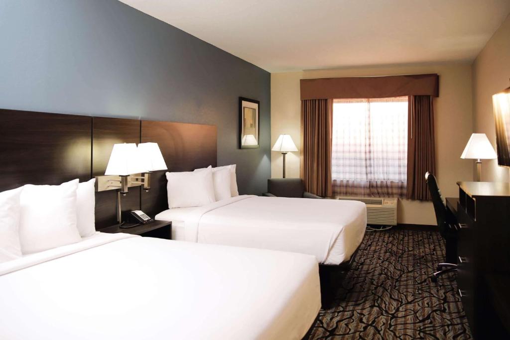 um quarto de hotel com duas camas e uma janela em Baymont by Wyndham Jackson/Ridgeland em Jackson