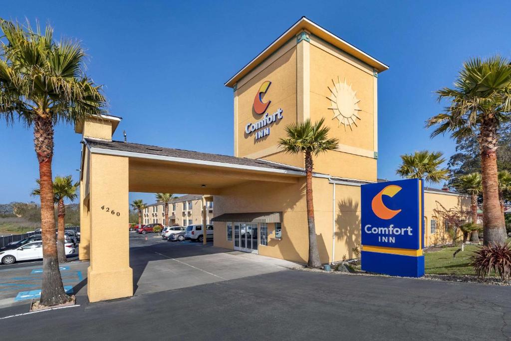 a hotel with a sign in front of a building at Comfort Inn Humboldt Bay - Eureka in Eureka