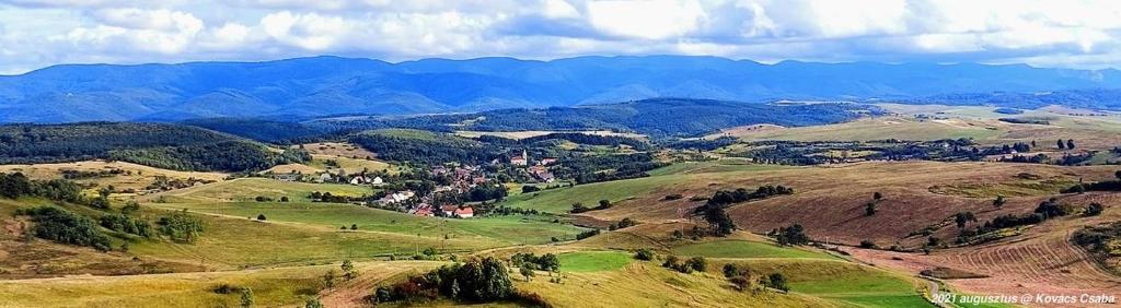 Jóbarát vendégház في Sáta: اطلالة على وادي مع جبال في الخلفية