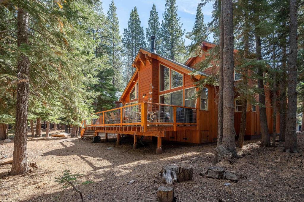 a large wooden cabin in the woods with trees at Oslo Manor in Truckee