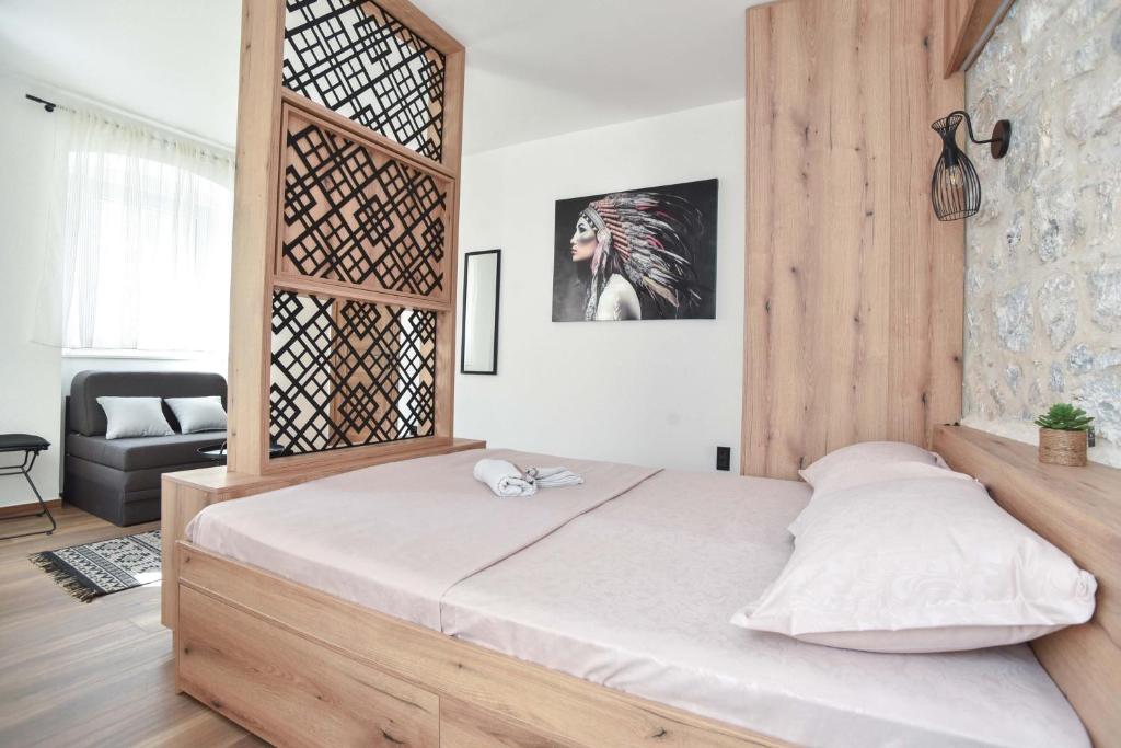 een slaapkamer met een groot bed in een kamer bij Sambra old town apartment in Budva