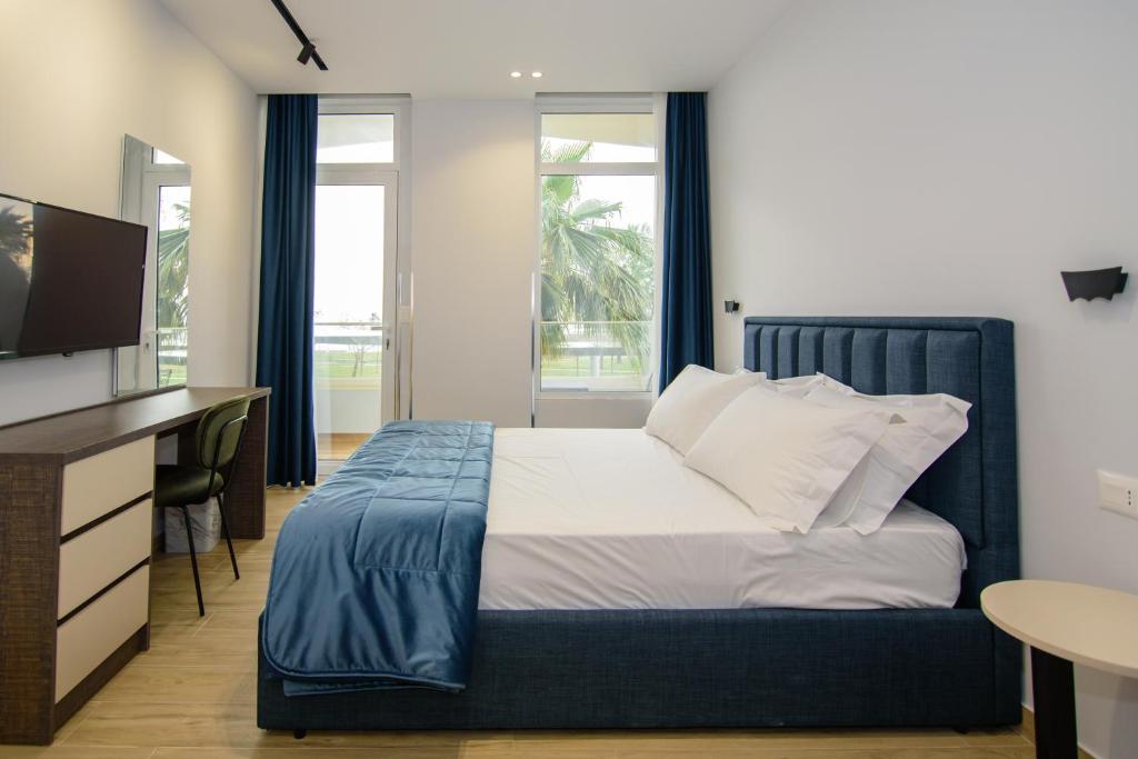 Letto o letti in una camera di Palm Side Hotel
