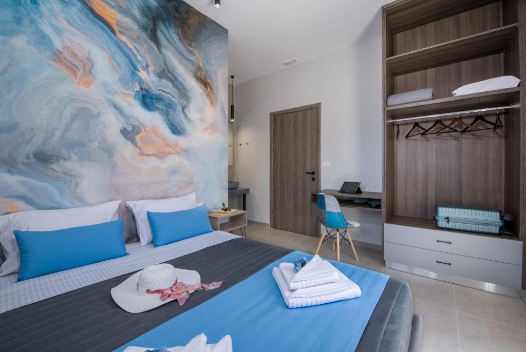 En eller flere senger på et rom på Luxury Villa Eva-Mari with jacuzzi, 50m from the beach