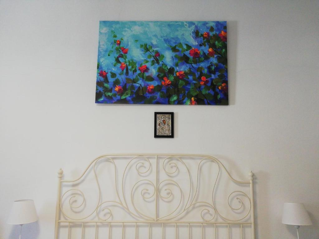 A bed or beds in a room at Cycladic Villa La Paloma - Κυκλαδίτικο σπίτι δίπλα στον γιαλό