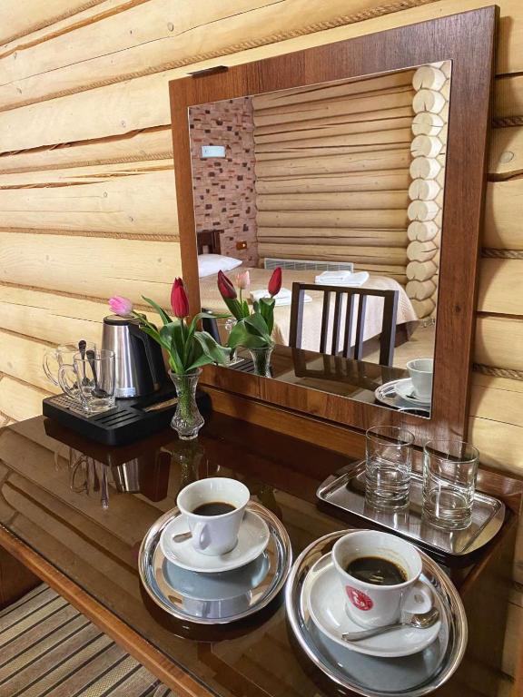 Příslušenství pro přípravu čaje a kávy v ubytování Chorna Skelya Resort & Wellness