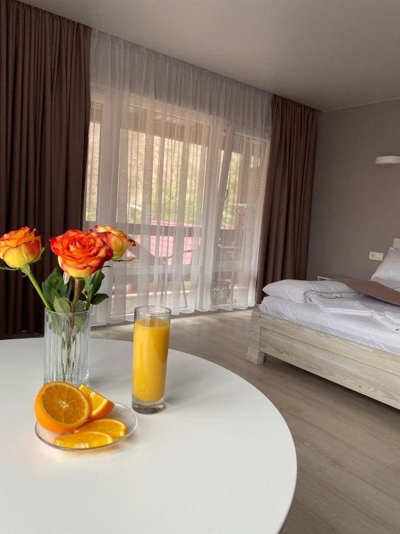 Postel nebo postele na pokoji v ubytování Chorna Skelya Resort & Wellness