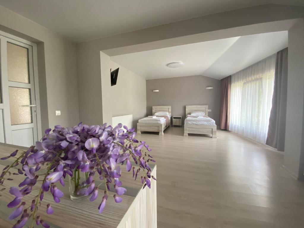 Postel nebo postele na pokoji v ubytování Chorna Skelya Resort & Wellness