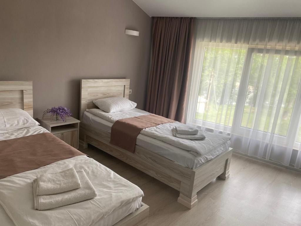 Postel nebo postele na pokoji v ubytování Chorna Skelya Resort & Wellness