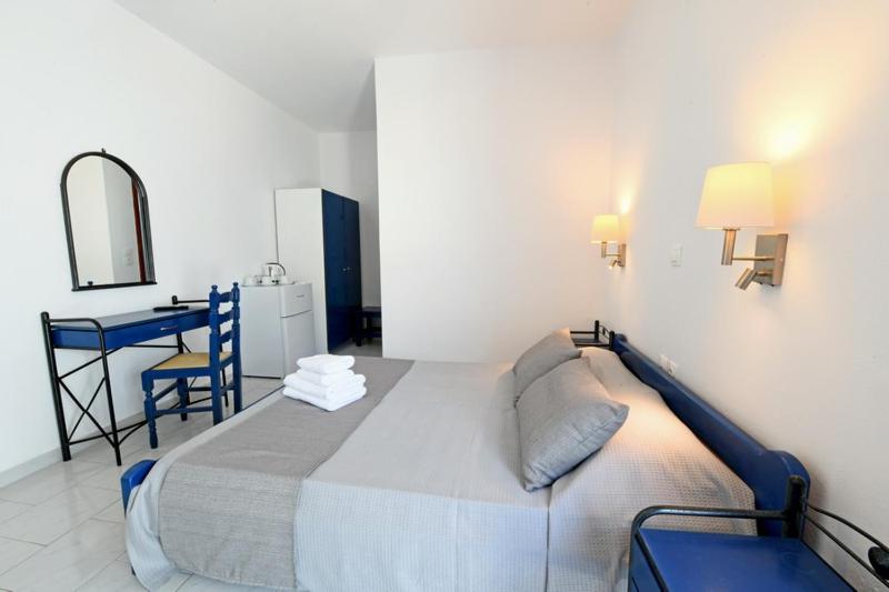 Letto o letti in una camera di Lunar Santorini Hotel
