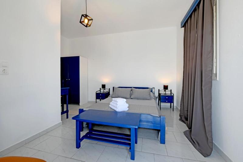 Letto o letti in una camera di Lunar Santorini Hotel