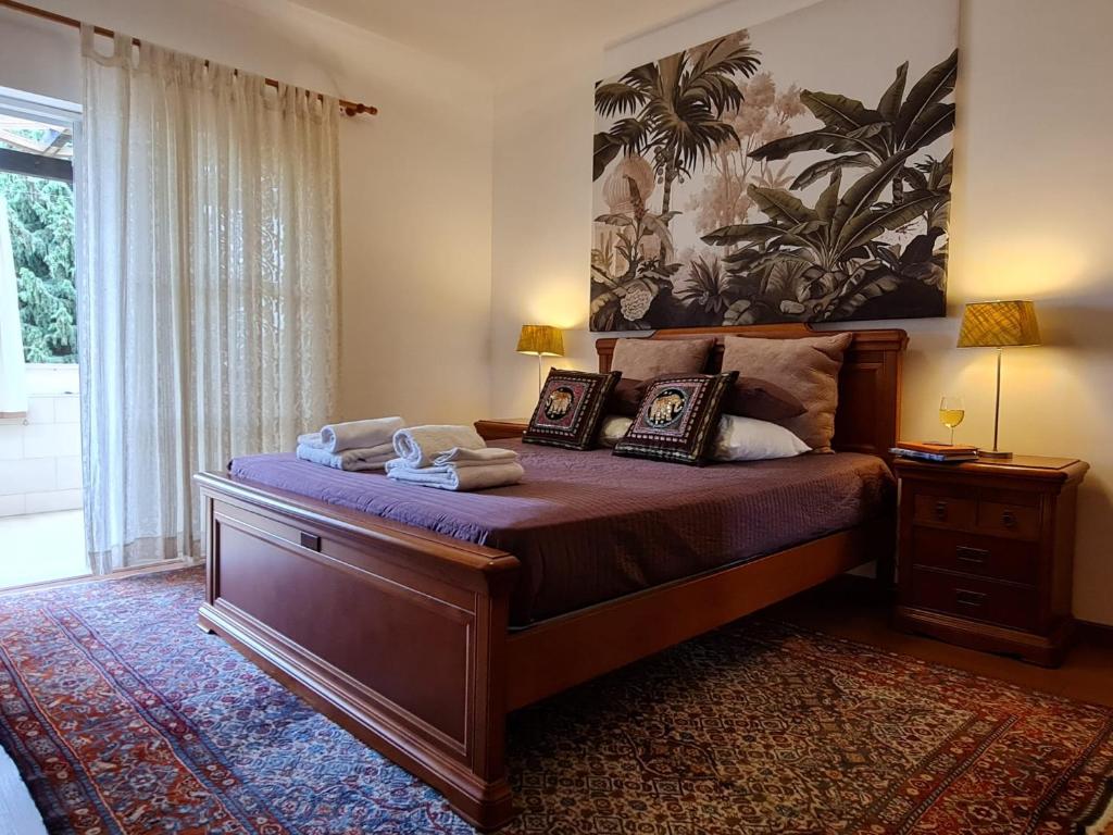 - une chambre avec un grand lit et une grande fenêtre dans l'établissement Apartment T3 - Frei Joao - Pleasant and cozy, à Tavira