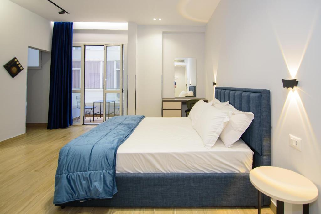 Letto o letti in una camera di Palm Side Hotel