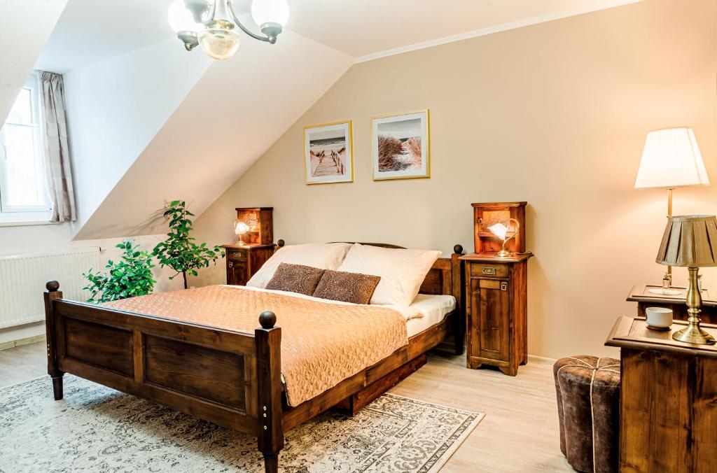 een slaapkamer met een bed en twee nachtkastjes bij Nadstandardní luxusní apartmán v centru České Lípy in Česká Lípa