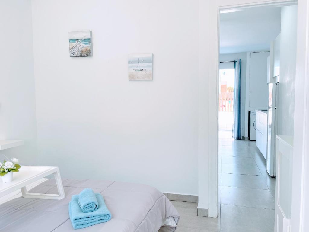 A bed or beds in a room at Blue Island Pool View & Wi-Fi by iRent Fuerteventura