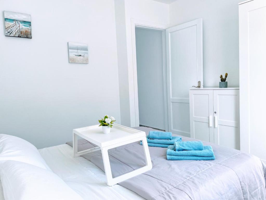 A bed or beds in a room at Blue Island Pool View & Wi-Fi by iRent Fuerteventura