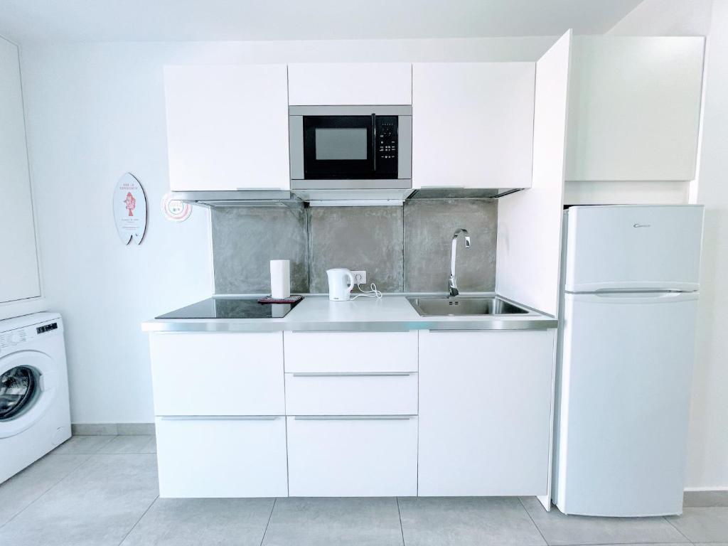 A kitchen or kitchenette at Blue Island Pool View & Wi-Fi by iRent Fuerteventura