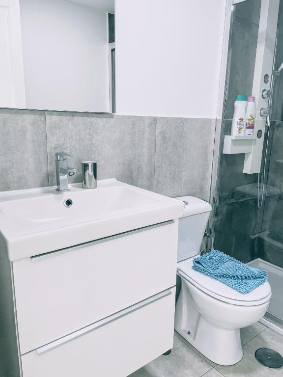 A bathroom at Blue Island Pool View & Wi-Fi by iRent Fuerteventura
