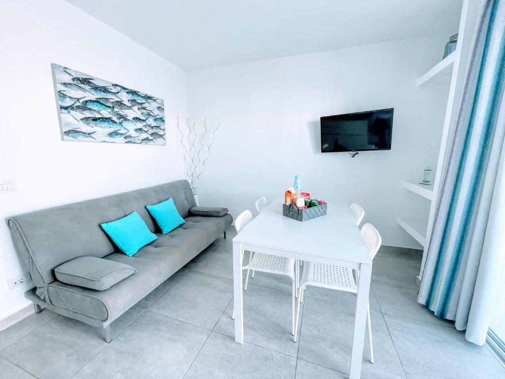 A television and/or entertainment centre at Blue Island Pool View & Wi-Fi by iRent Fuerteventura