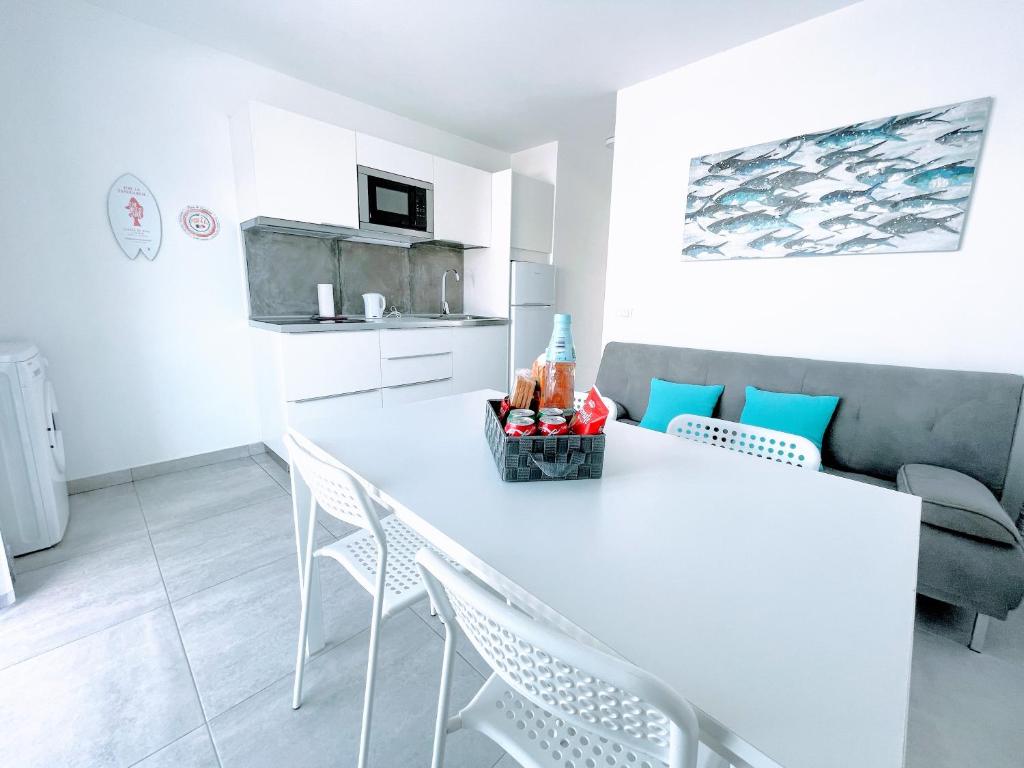 A kitchen or kitchenette at Blue Island Pool View & Wi-Fi by iRent Fuerteventura