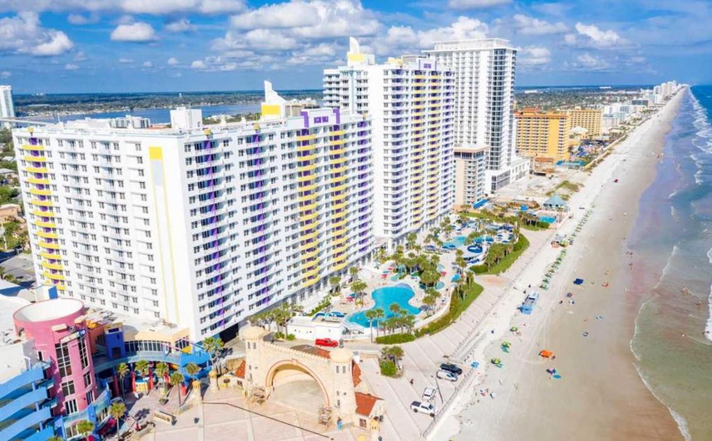 eine Luftansicht auf einen Strand mit hohen Gebäuden in der Unterkunft Beachfront Bliss at Ocean Walk Resort - Unit 1701 in Daytona Beach