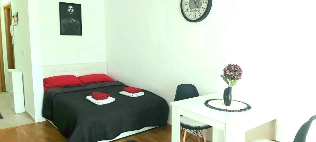 Postel nebo postele na pokoji v ubytování KRALj Studio