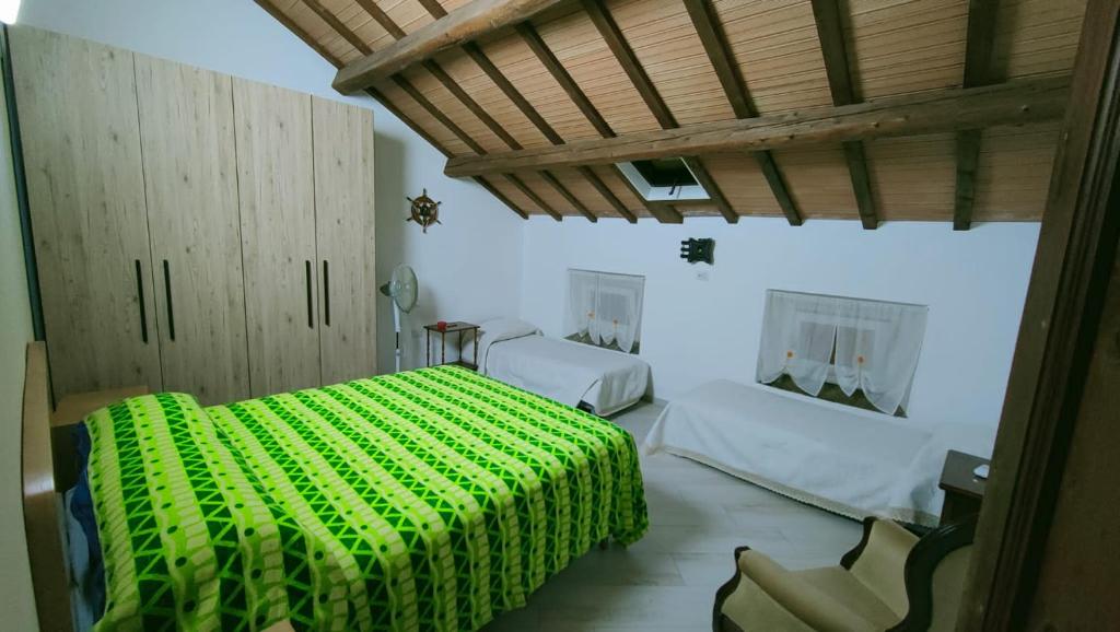 1 Schlafzimmer mit 2 Betten und Holzdecke in der Unterkunft Amedeo in Civitanova Marche